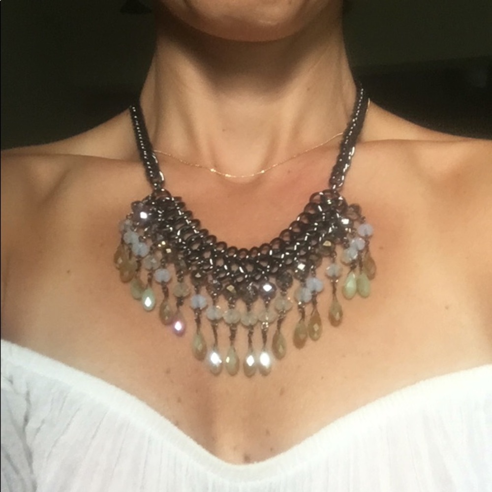 **STATEMENT NECKLACE**